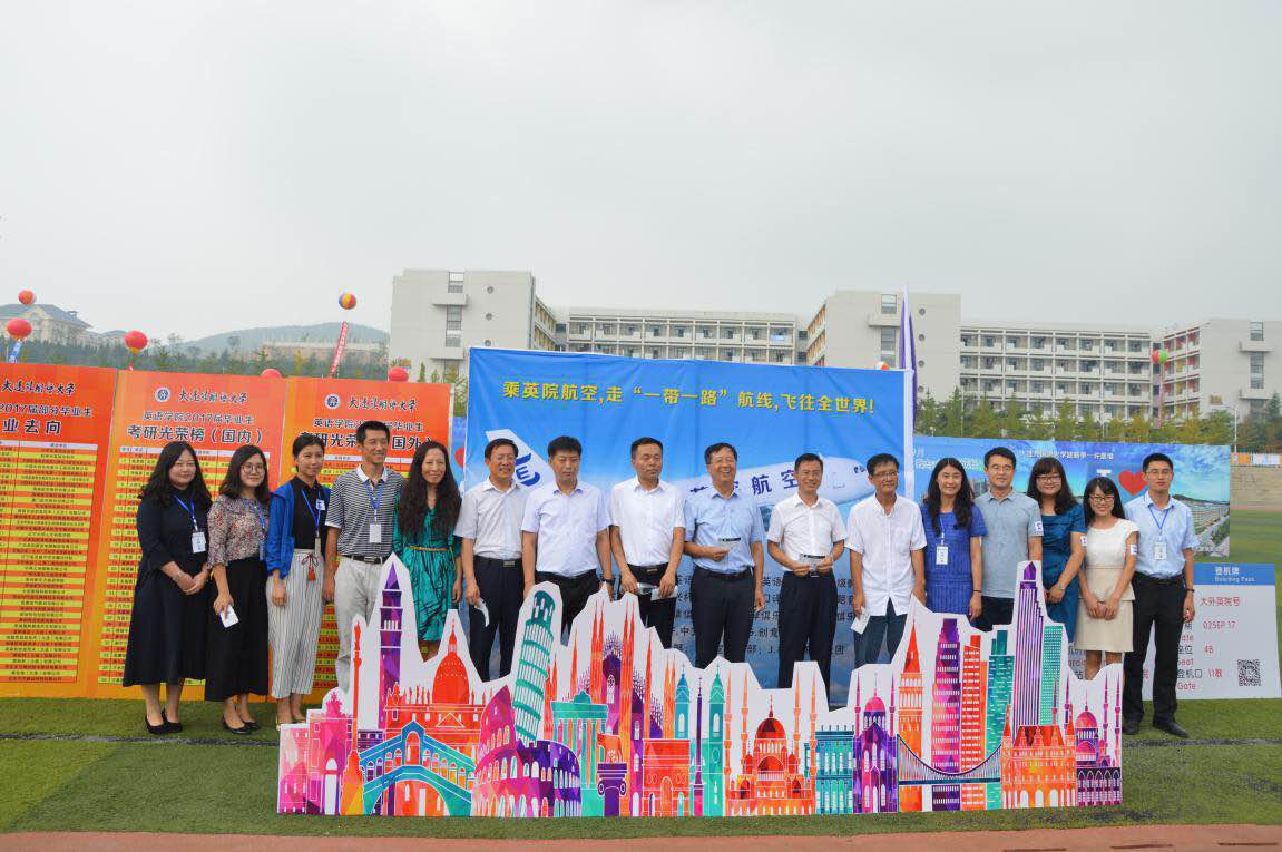 校领导与快猫短视频
迎新工作人员合影.jpg